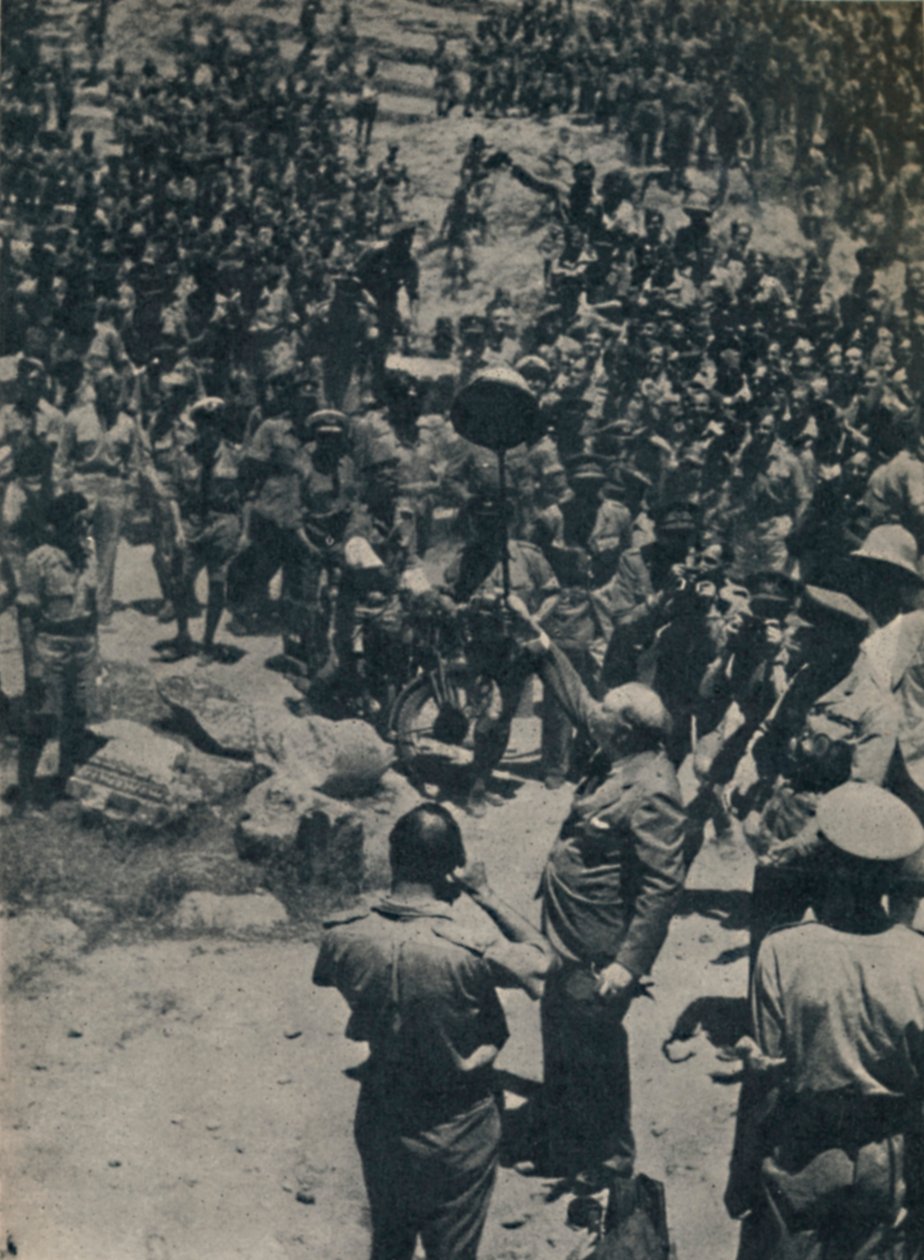 1943年6月，丘吉尔与北非的英国军队，1945年。 作者 不明