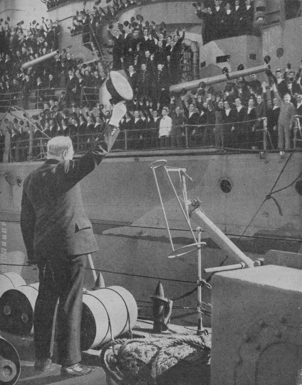 丘吉尔回应了1941年威尔士亲王号HMS乘员的欢呼 作者 不明