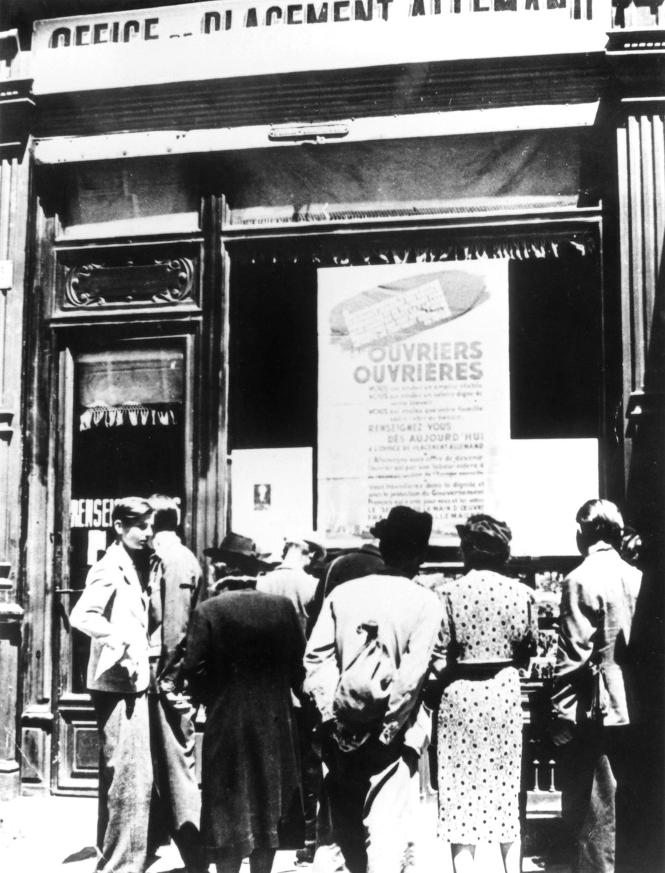 1940-1944年，巴黎市民在德国劳工招聘处外 作者 不明