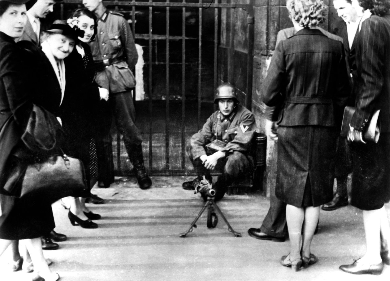 1940年6月，巴黎，德国人用机枪在岗亭前 作者 不明