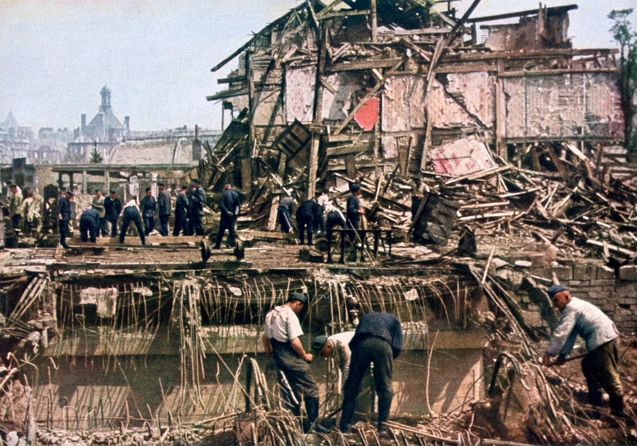 清理碎片，法国敦刻尔克，1940年 作者 不明