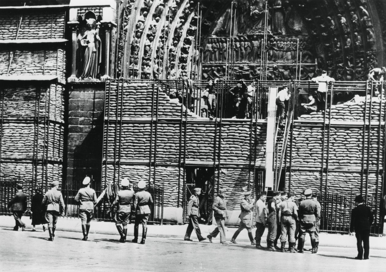 巴黎圣母院外墙清理沙袋保护，德国占领巴黎，1940年 作者 不明