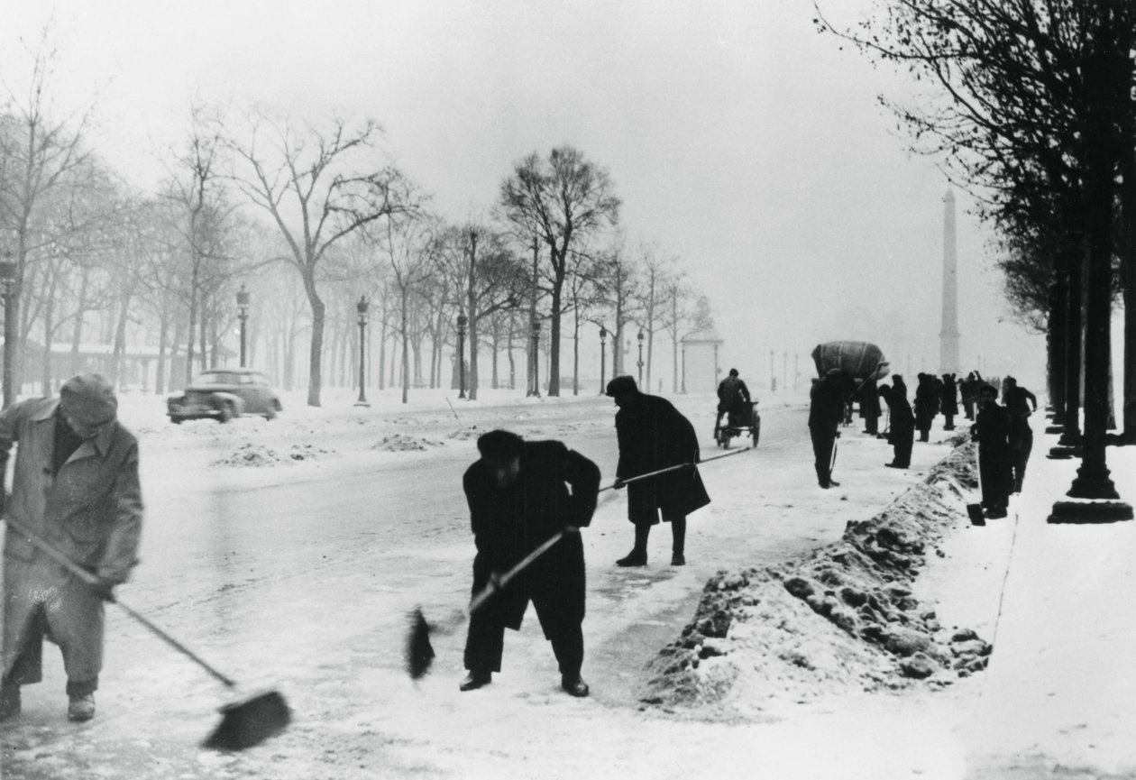 1941年冬天，德国人占领的巴黎香榭丽舍大街上的积雪 作者 不明