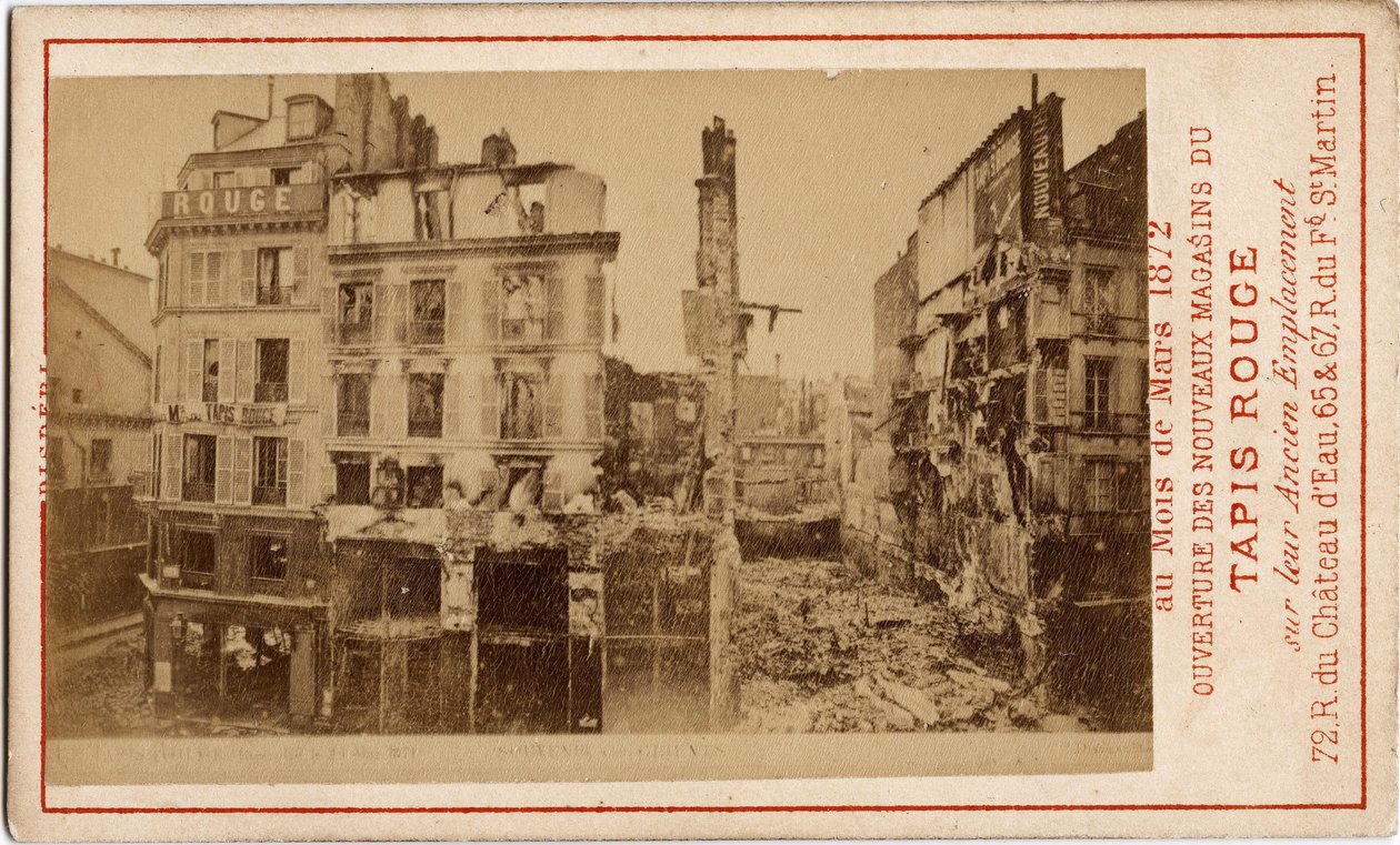 Commune de Paris (1871)：Carpet Rouge 百货公司开业，广告牌显示该建筑在一年前被公社摧毁。 在纸板上打印 昏暗。 6,3x10 厘米 作者 不明