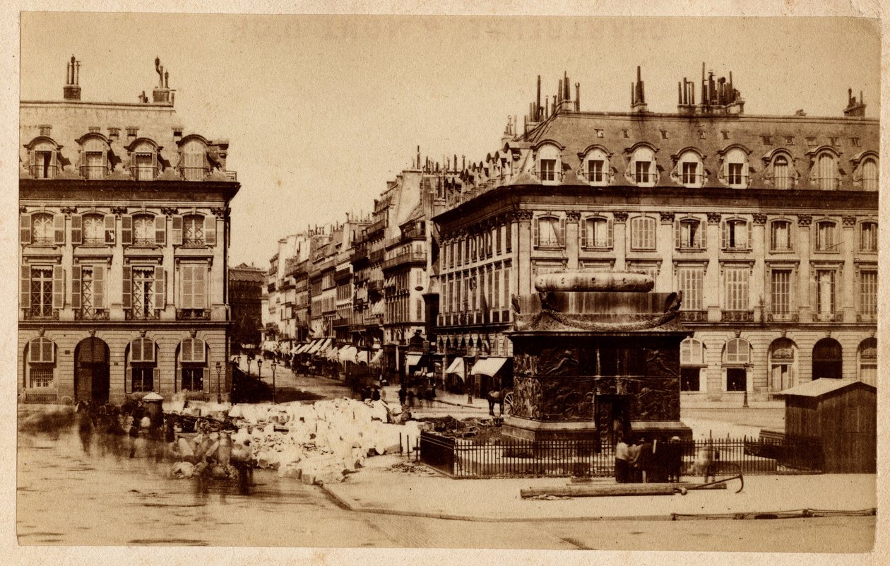 从旺多姆广场（Place Vendome）看到的巴黎公社（1871 年）与被毁的圆柱。 摄影。 在纸板上打印 昏暗。 10,4x6,2 厘米 作者 不明