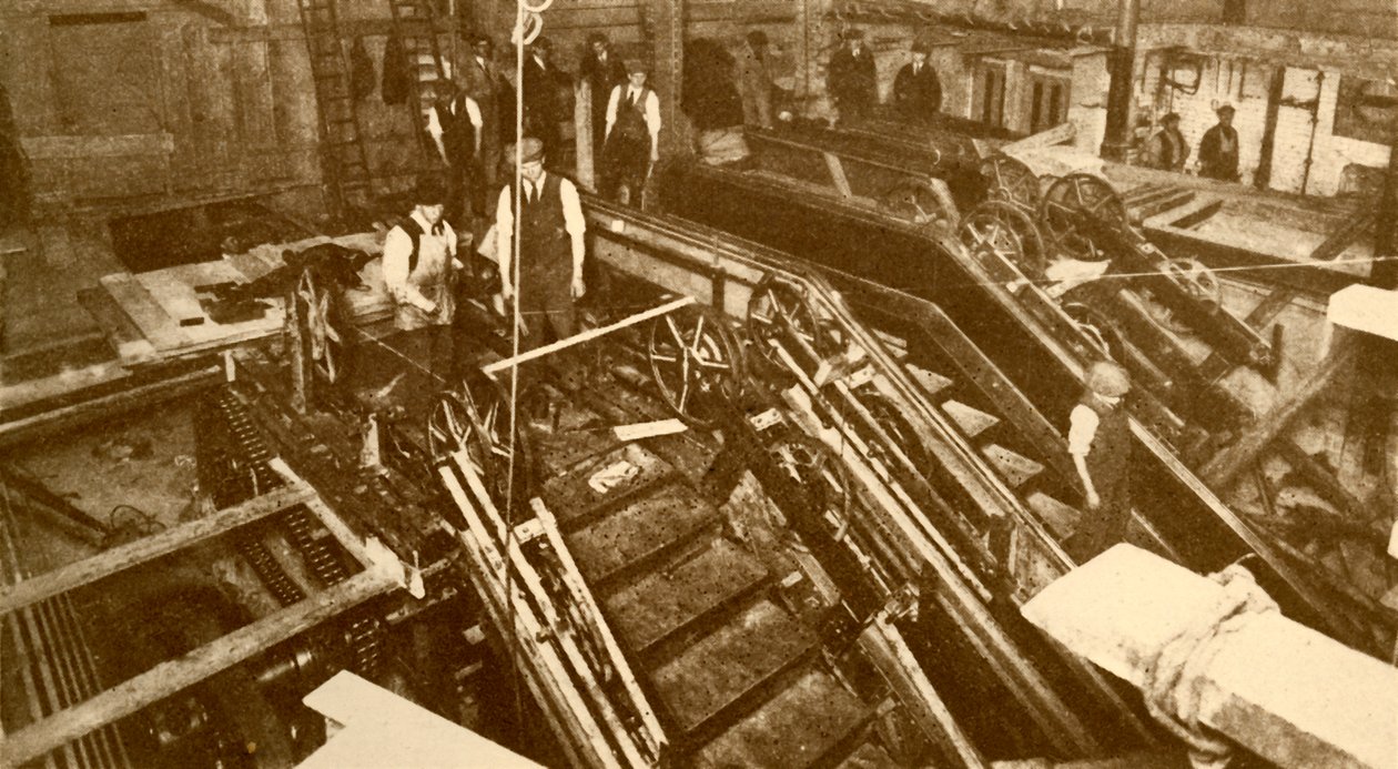 建于1930年，在伦敦银行站建造自动扶梯。 作者 不明