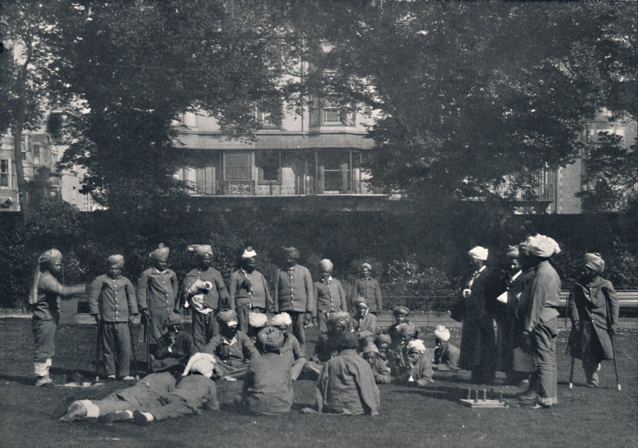 正在康复的印度士兵在东部草坪上玩耍，1939年，c1915年 作者 不明