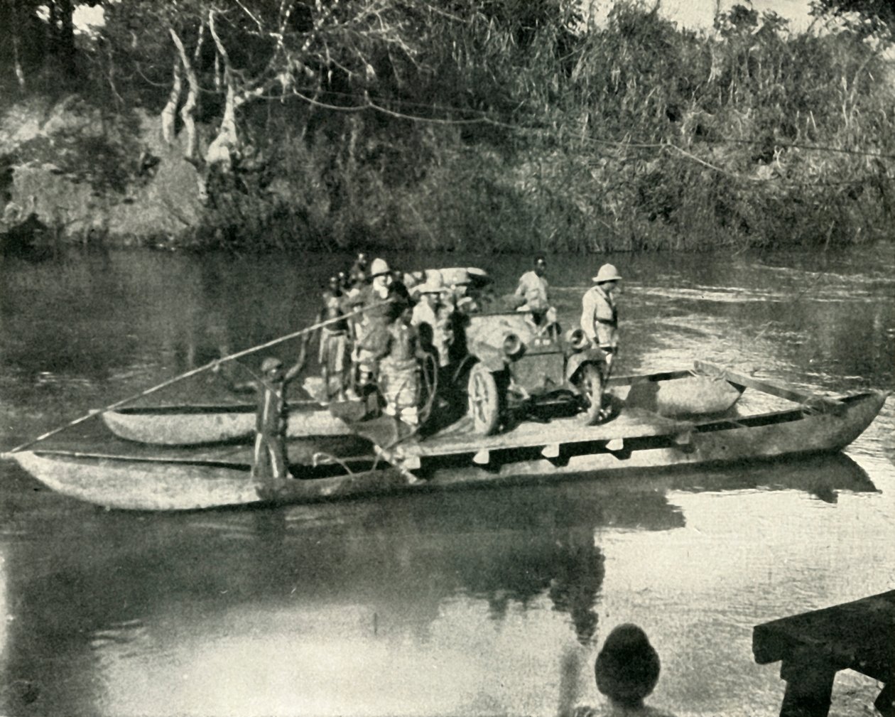 1919年在德国东非的姆巴卡河上运输汽车。 作者 不明