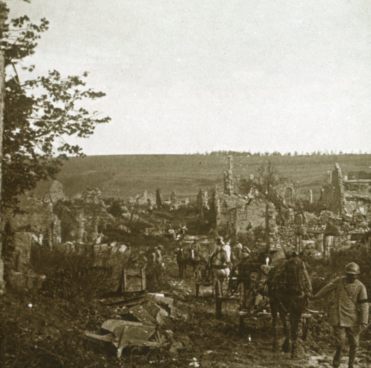 法国北部列斯帕热（LesÉparges）的车队，c1914-c1918。 作者 不明