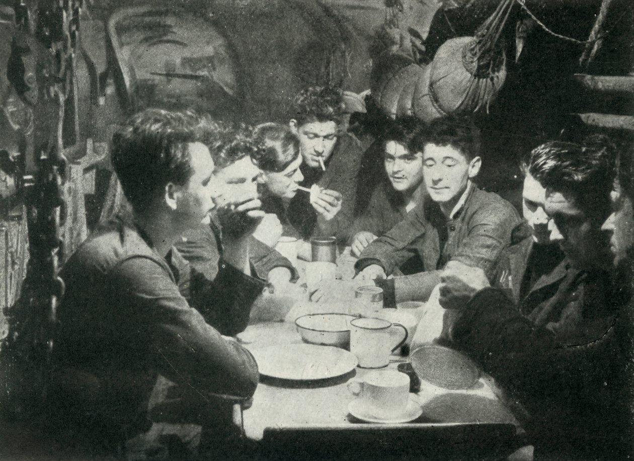 1945年，第二次世界大战，在餐厅的英国潜水艇乘员组。 作者 不明