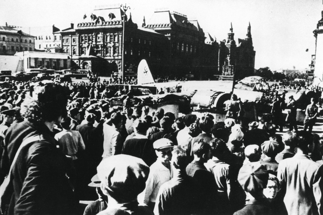 1941年，在莫斯科的斯维尔德洛夫广场展出的一群被击落的德国轰炸机周围的人群 作者 不明