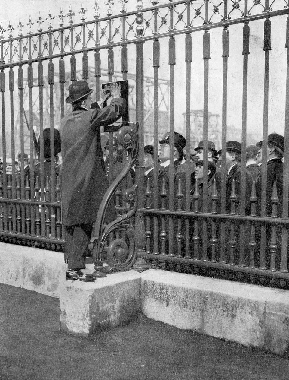 白金汉宫外的人群等待国王的病消息，1910年5月5日 作者 不明