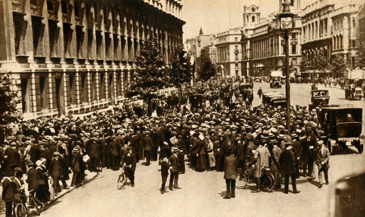 人群在伦敦唐宁街（Downing Street）外等着关于战争的新闻，摄于1914年1月19日。 作者 不明