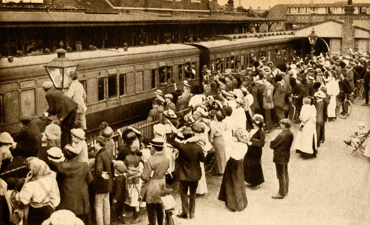 1914年和1933年，在英国战争中，人群挥舞着要去战斗的部队。 作者 不明