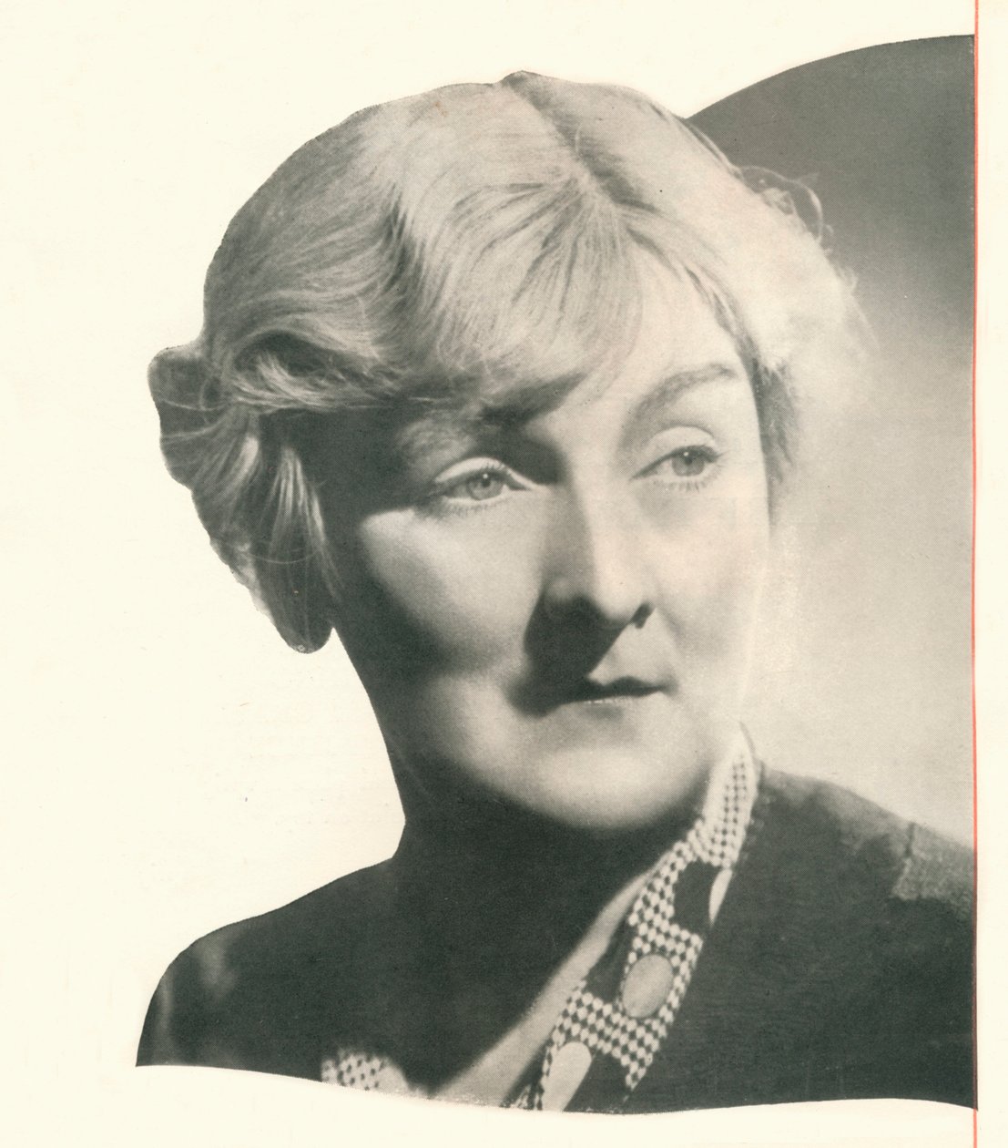 窗帘呼唤Sybil Thorndike一个鸡尾酒，摊位扮演主导角色，获得成功 作者 不明