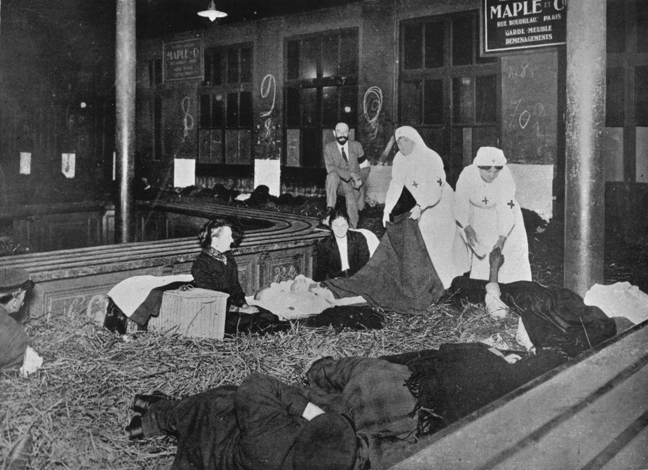 巴黎北站（Gare du Nord）海关室，法国难民的救助站，1914年 作者 不明