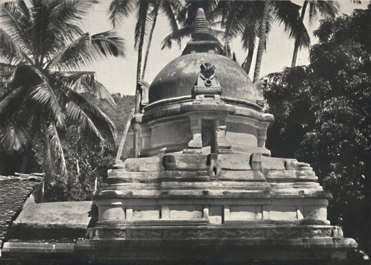 1926年在康提的圣牙寺中的Dagoba 作者 不明