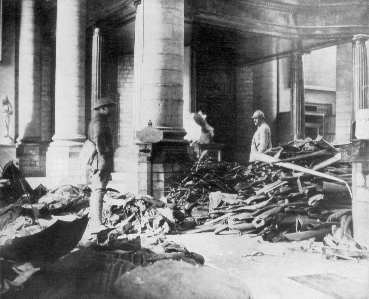 1918年法国杜埃教堂内部受到破坏 作者 不明