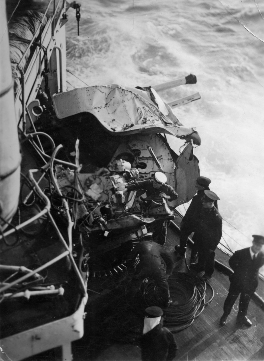 1937年，葡萄牙战列舰HMS Malaya上的高射炮损坏， 作者 不明