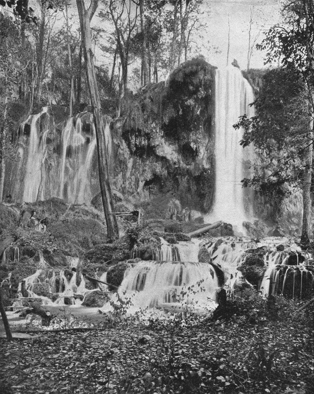 鹿舔瀑布（Deer Lick Falls），美国弗吉尼亚州矿物泉市，摄于1900年。 作者 不明