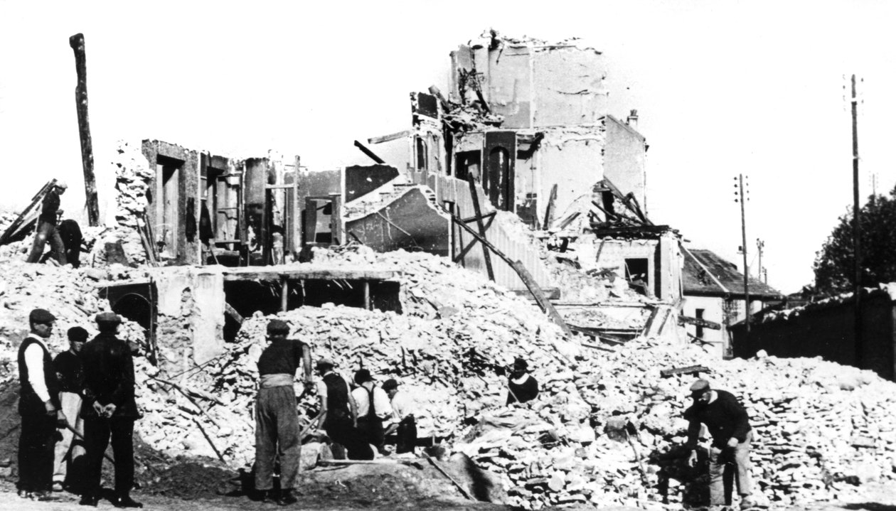 1944年8月，法国解放，圣西尔，被毁的建筑物 作者 不明