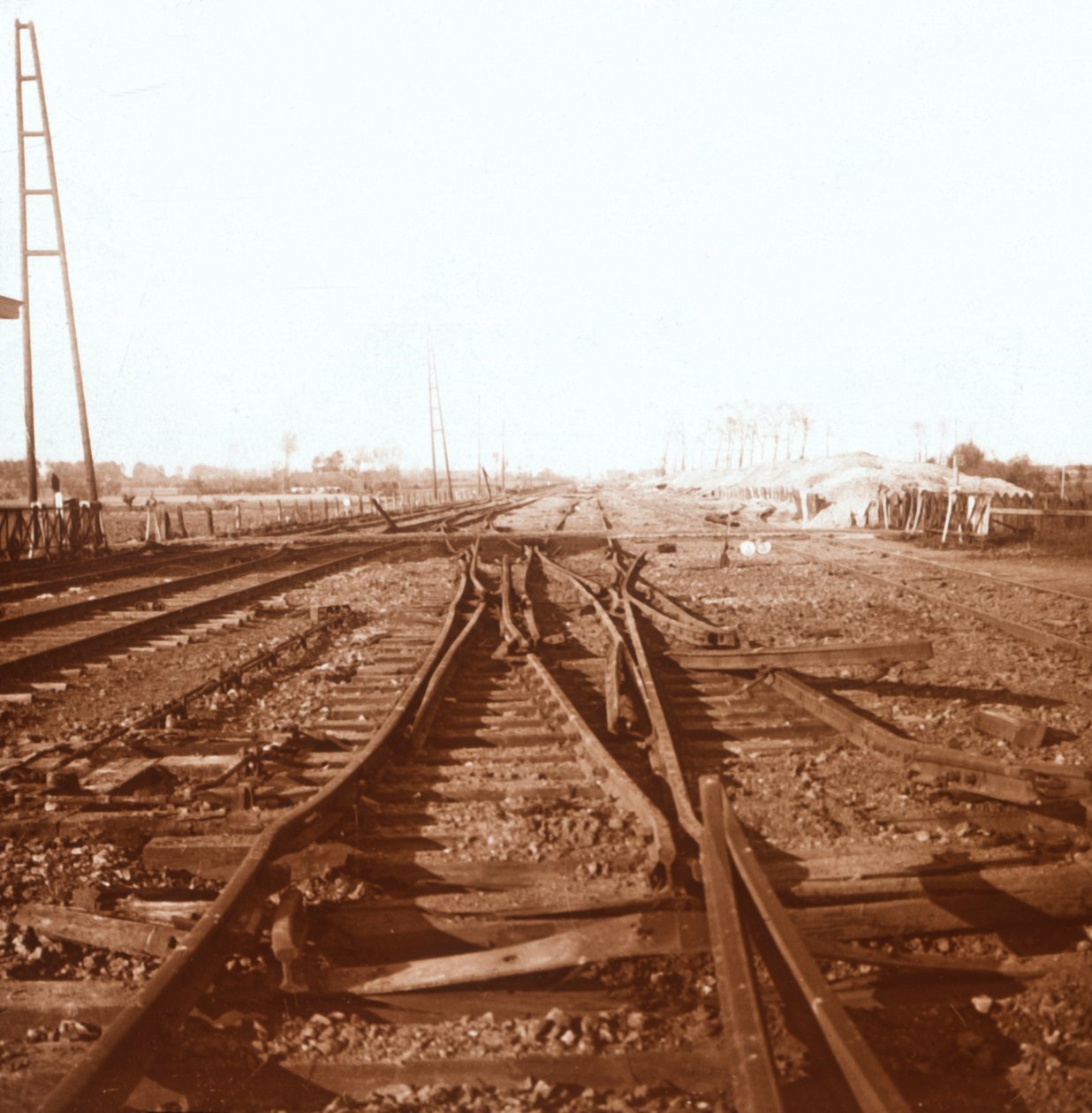 比利时法兰德斯省罗斯勒（Roeselare）毁坏的铁轨，c1914-c1918 作者 不明