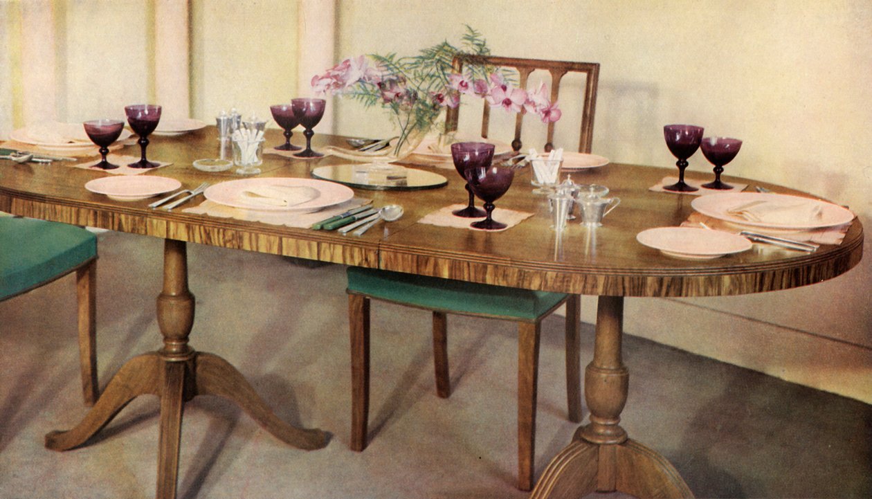 餐桌由Harrods Ltd.在伦敦安排，1937年。 作者 不明