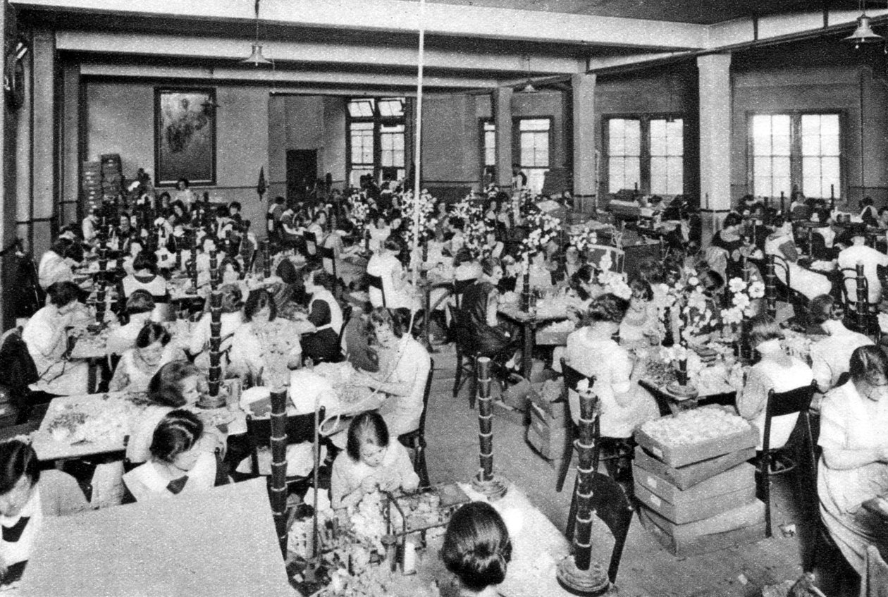 1926-1927年在伦敦的西洋菜和花童基督教会工作的残疾女孩 作者 不明