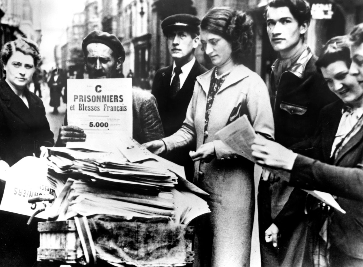 1940年7月25日在巴黎分发第一批正式的受伤和被俘法国人名单 作者 不明