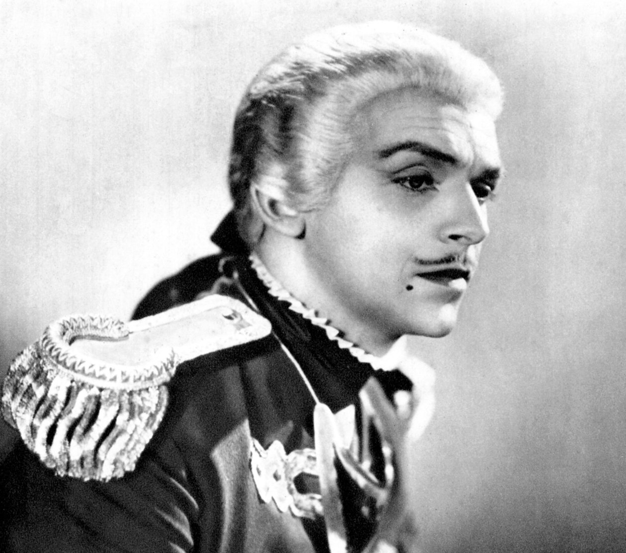 小道格拉斯·费尔班克斯（Douglas Fairbanks Jr），美国演员，1934-1935年 作者 不明