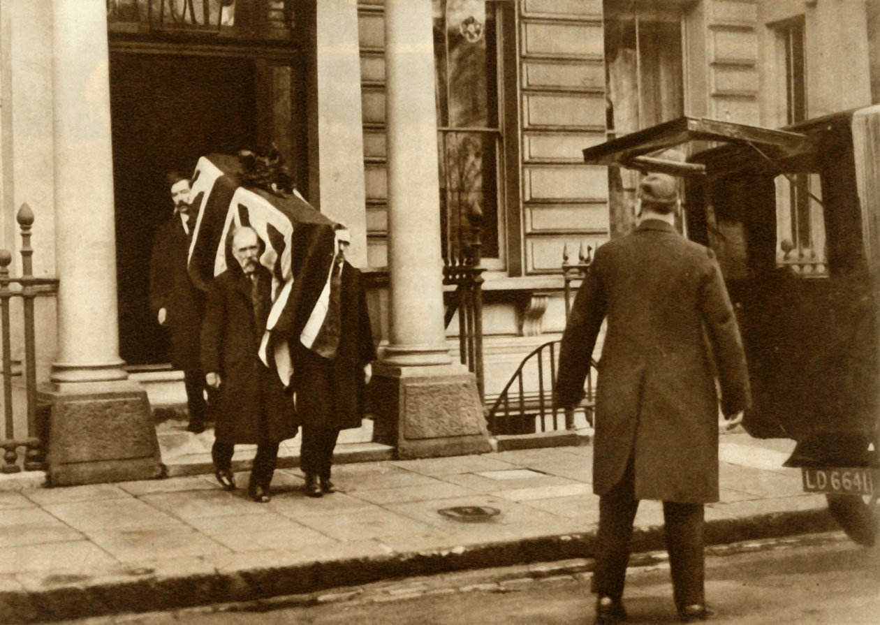 1928年1月29日，伦敦，伯爵·黑格斯（Earl Haigs）棺材从他去世的那所房子中被带走。 作者 不明