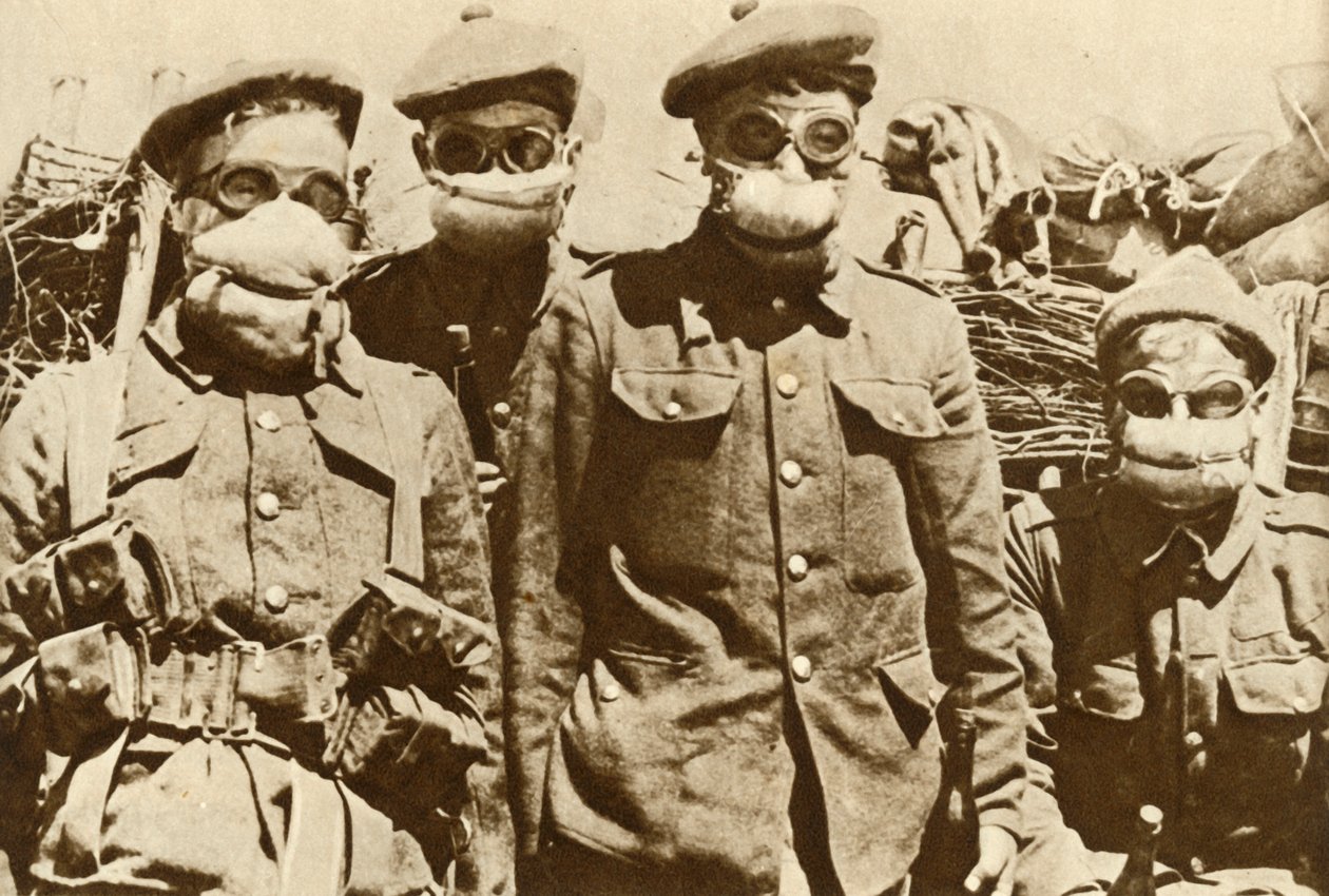 早期的防毒面具，第一次世界大战，1915年，1935年。 作者 不明