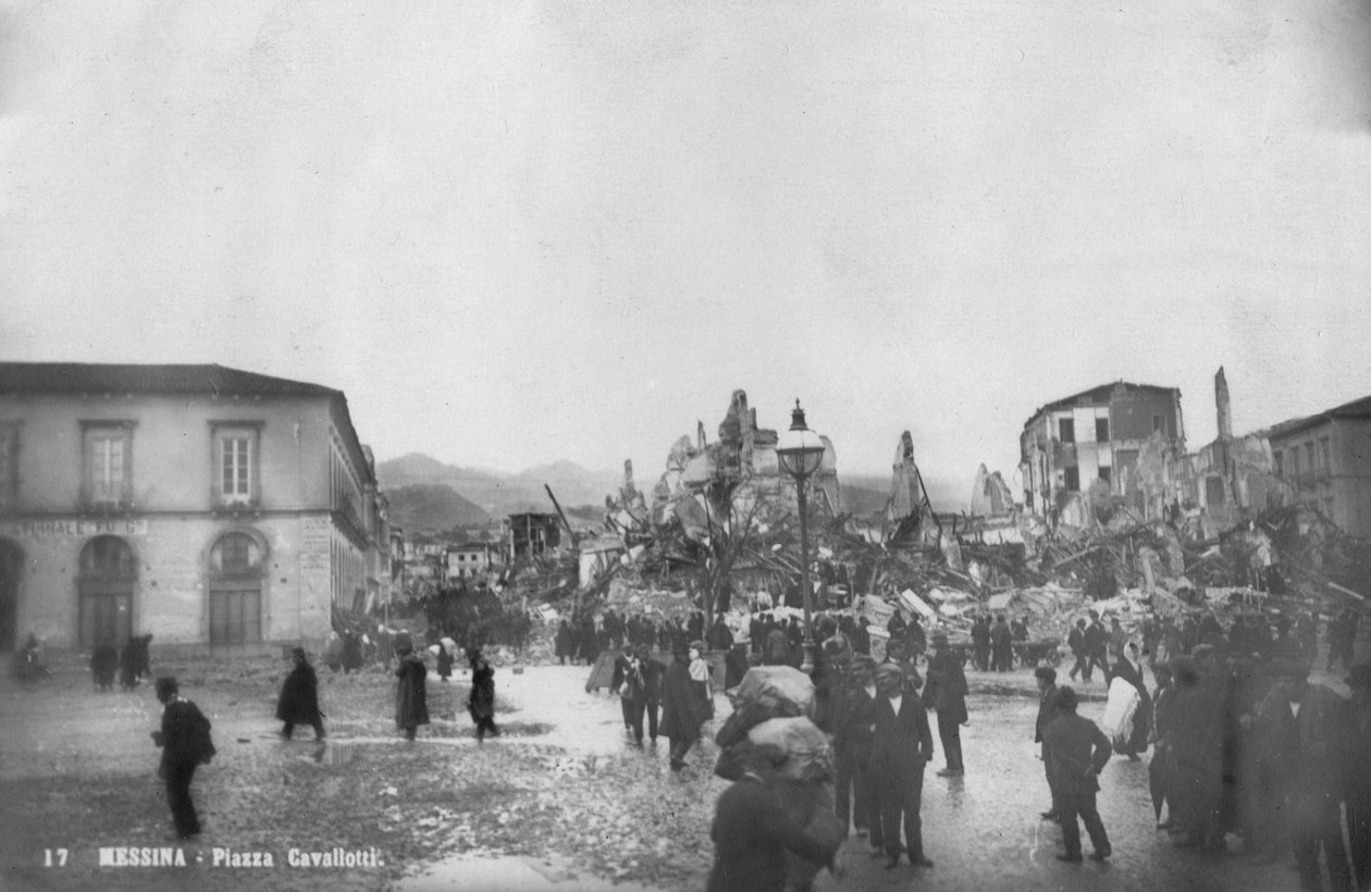 1908年12月，意大利西西里岛墨西拿的卡瓦洛蒂广场遭受地震破坏 作者 不明