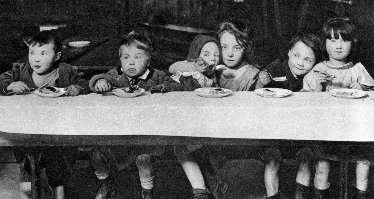 1926-1927年，伦敦的一个慈善组织给东区的孩子们喂食 作者 不明
