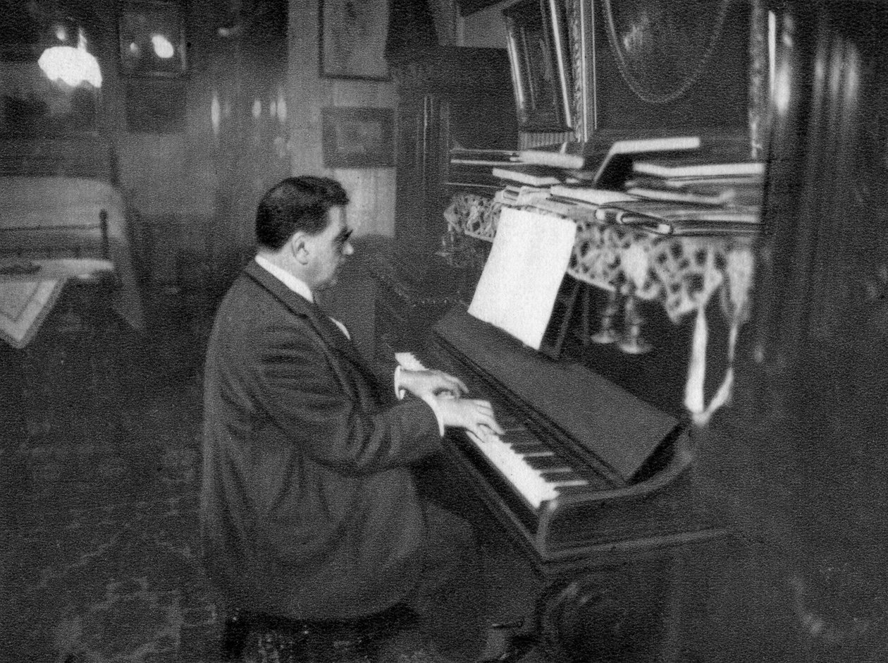 法国激进政治家爱德华·埃里奥特（Edouard Herriot）弹钢琴，1925年 作者 不明