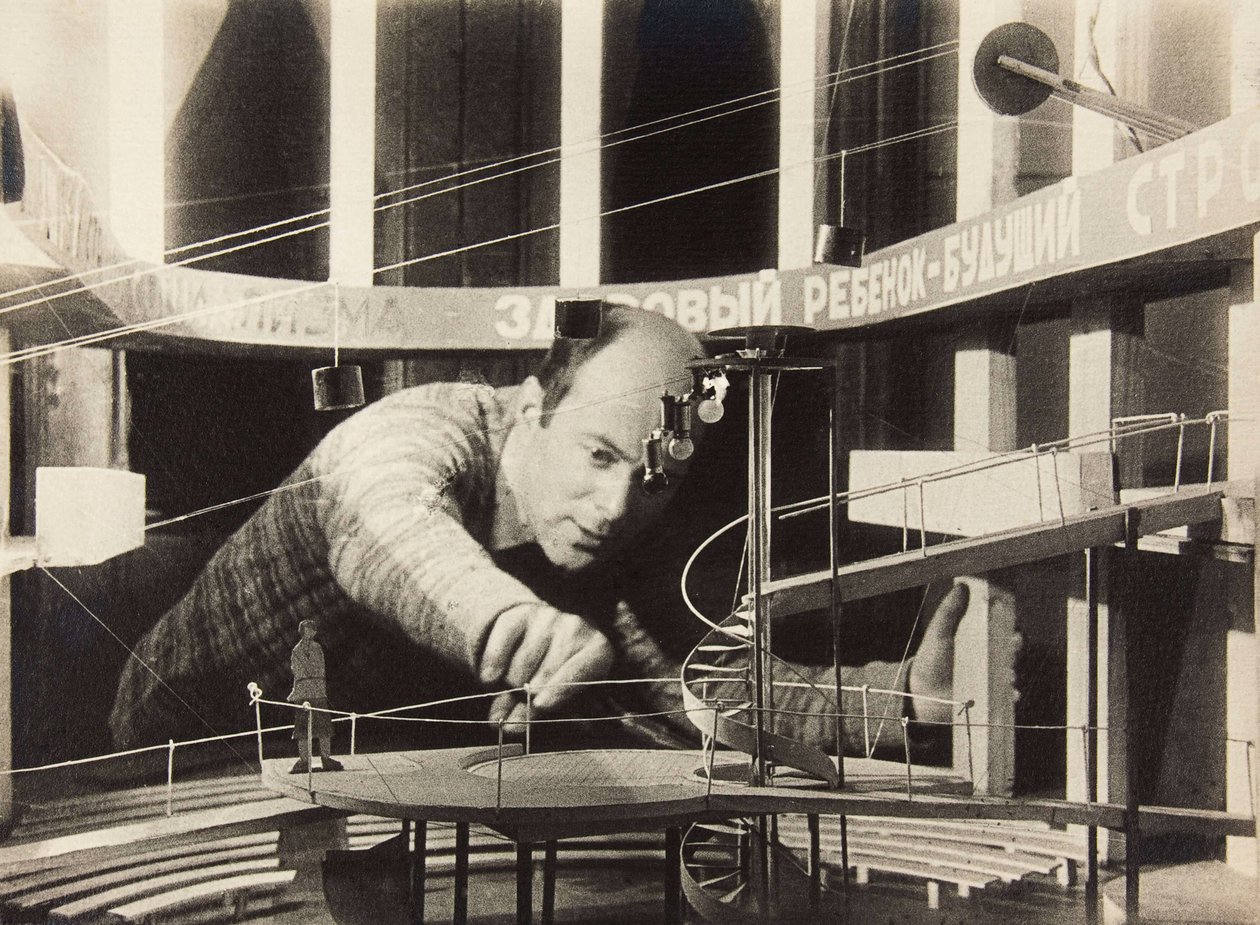 El Lissitzky从事舞台设计工作，Meyerhold剧院，1929年。 作者 不明