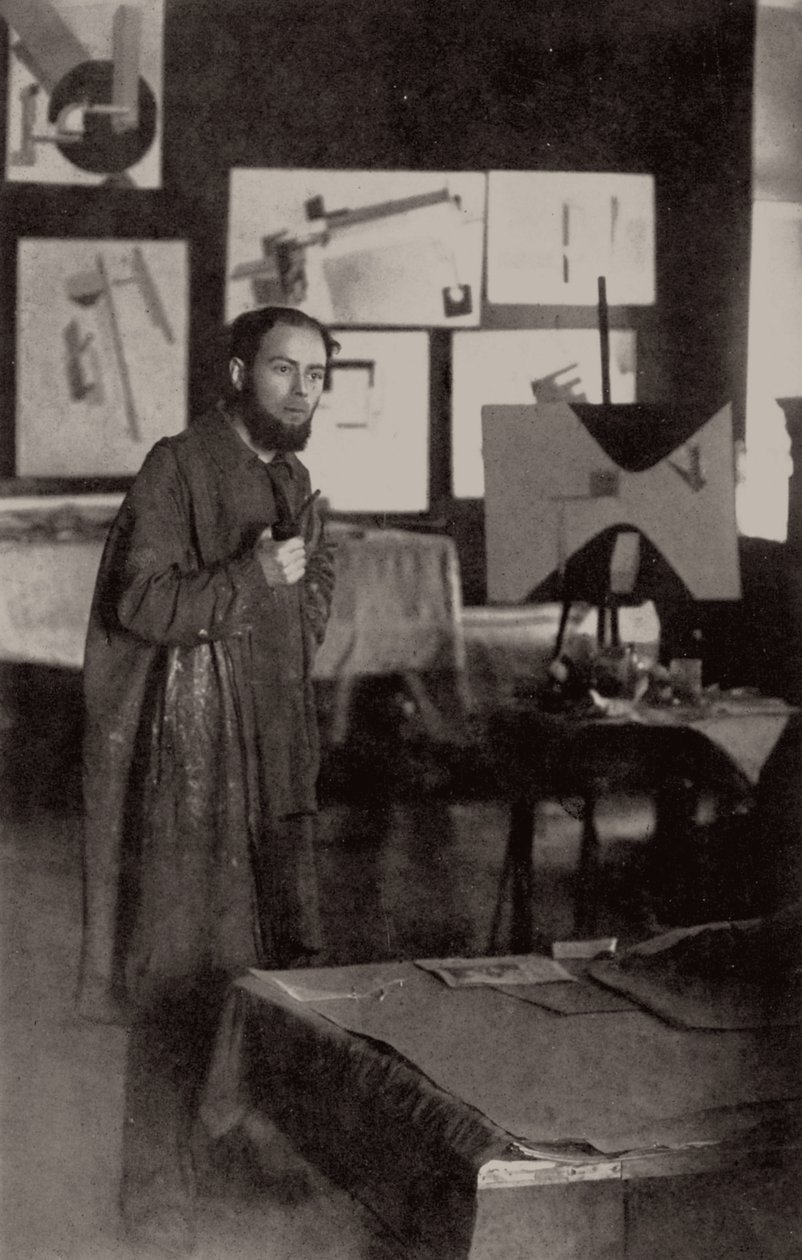 El Lissitzky在他1919年在维捷布斯克的工作室中。 作者 不明