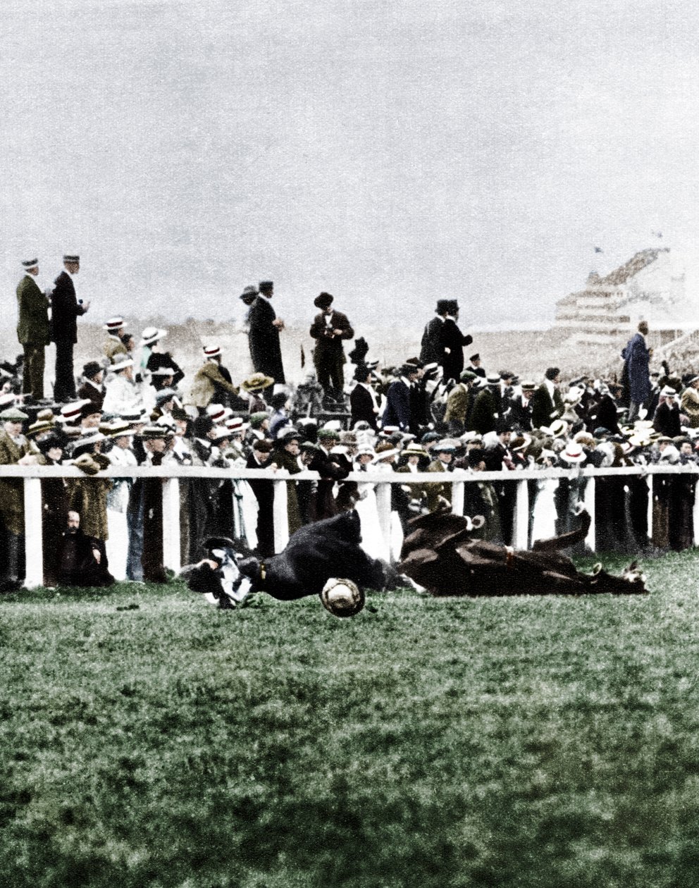 艾米莉·戴维森（Emily Davison）在1913年埃普索姆（Essom）的德比（Derby）期间将自己扔在国王的马前 作者 不明