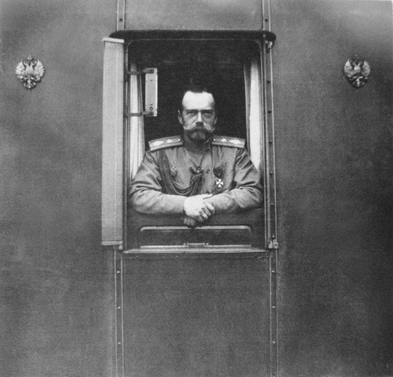 尼古拉斯二世（Emperor Nicholas II）在自己的有轨电车窗前 作者 不明