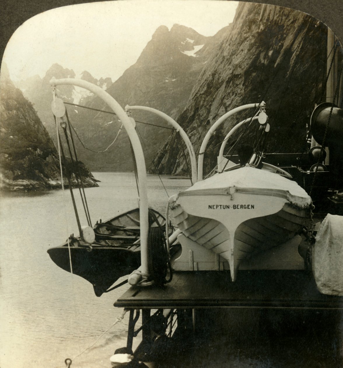 大约在1905年沿挪威Lyngenfjord通往北开普裙式陡峭悬崖的途中。 作者 不明