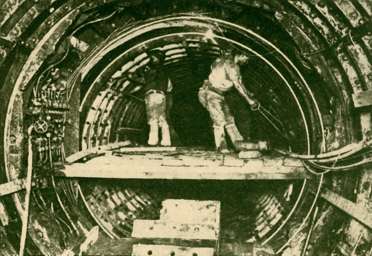 扩大城市和南伦敦铁路上的隧道，降低新旧直径，1930年。 作者 不明