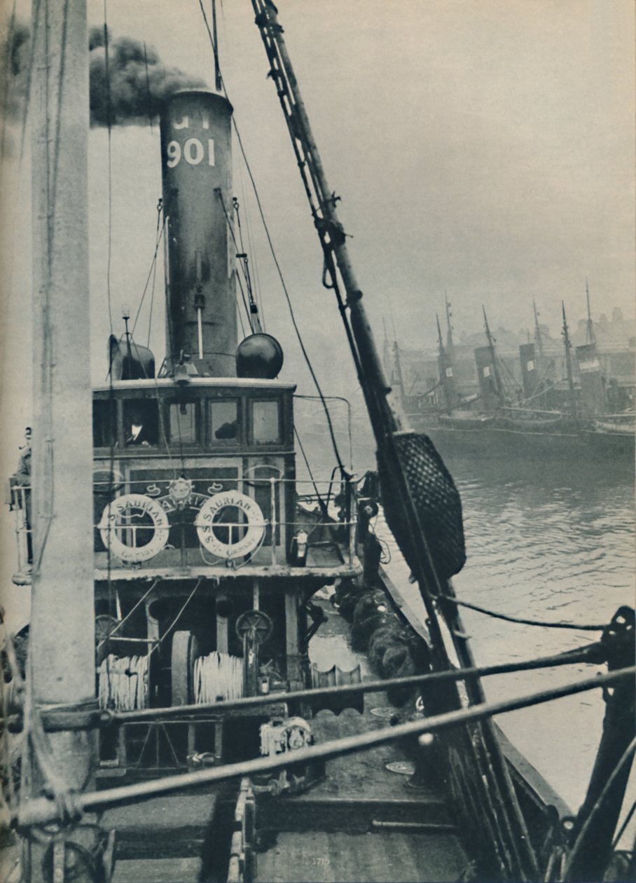 在北海航行结束时进入格里姆斯比码头的是Saurian渔船，1937年 作者 不明