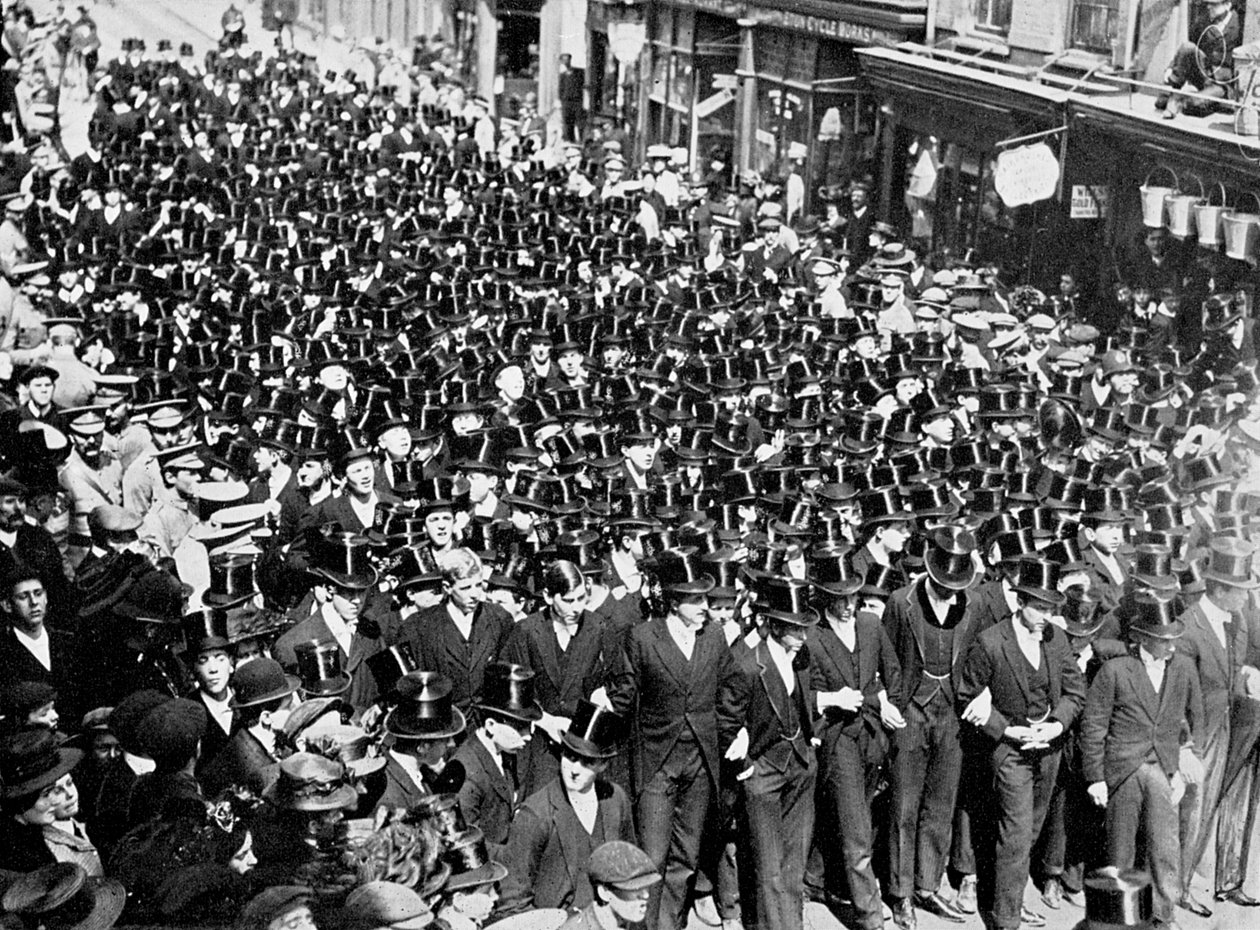 伊顿男孩在伯克郡温莎桥上聆听宣告，1910年 作者 不明