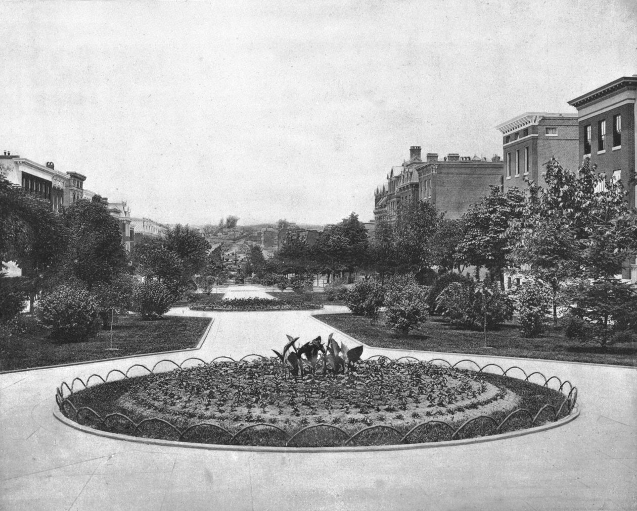 向北看Eutaw Place，美国马里兰州巴尔的摩市，约c1900。 作者 不明