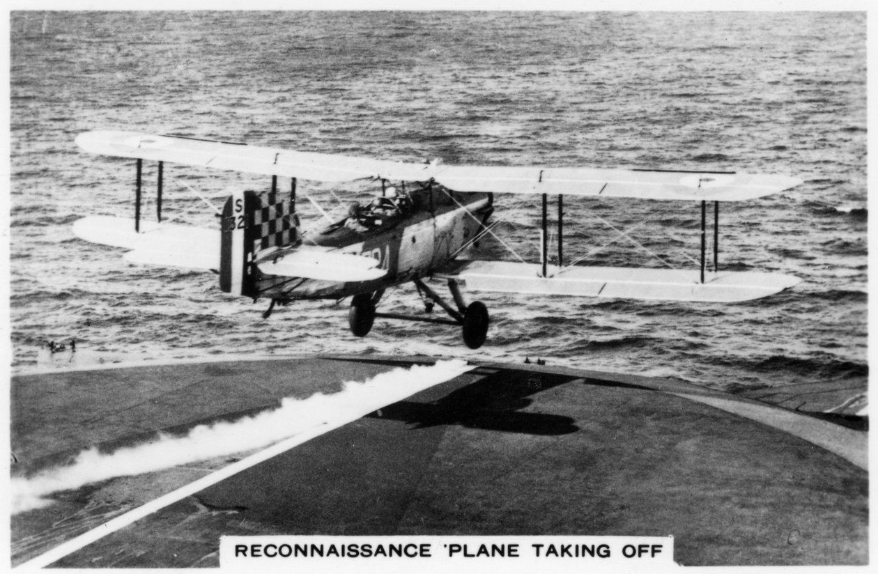 从HMS Courageous航母上取下的Fairey III F侦察机，1937年 作者 不明