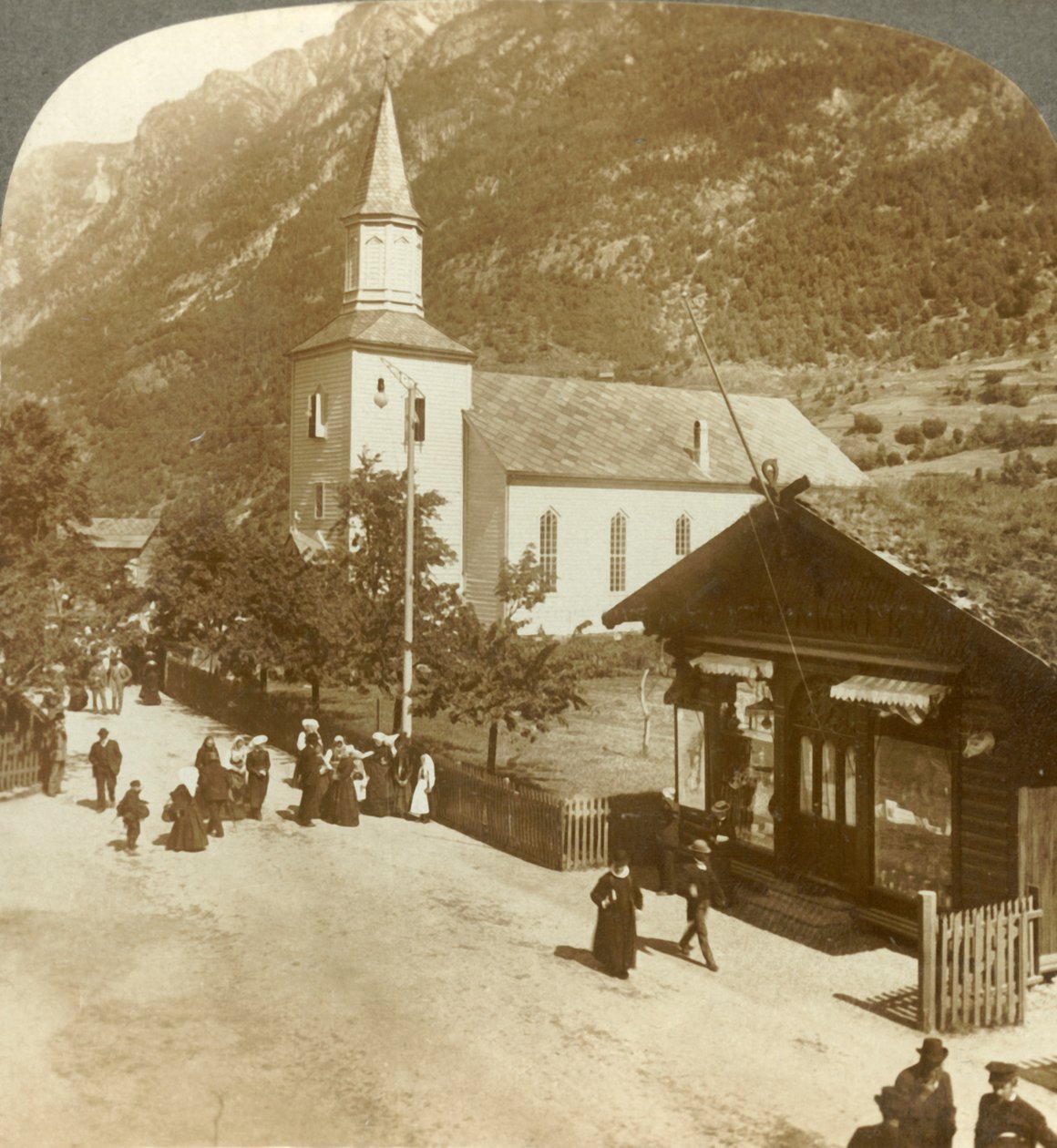 家人和邻居在一个夏天的周日早晨在挪威奥德村教堂里，大约在1905年。 作者 不明