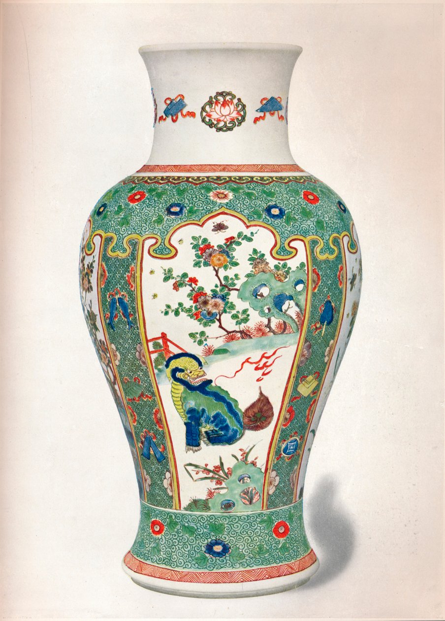 Famille Verte花瓶，有四个竖立的面板，上面涂有岩石和开花植物，还有两个怪物， 作者 不明