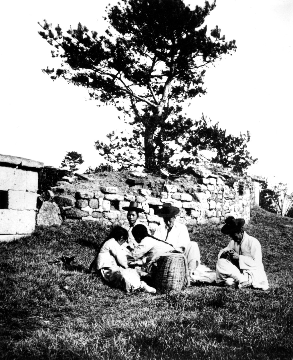 享受野餐的家庭，韩国，1900年 作者 不明