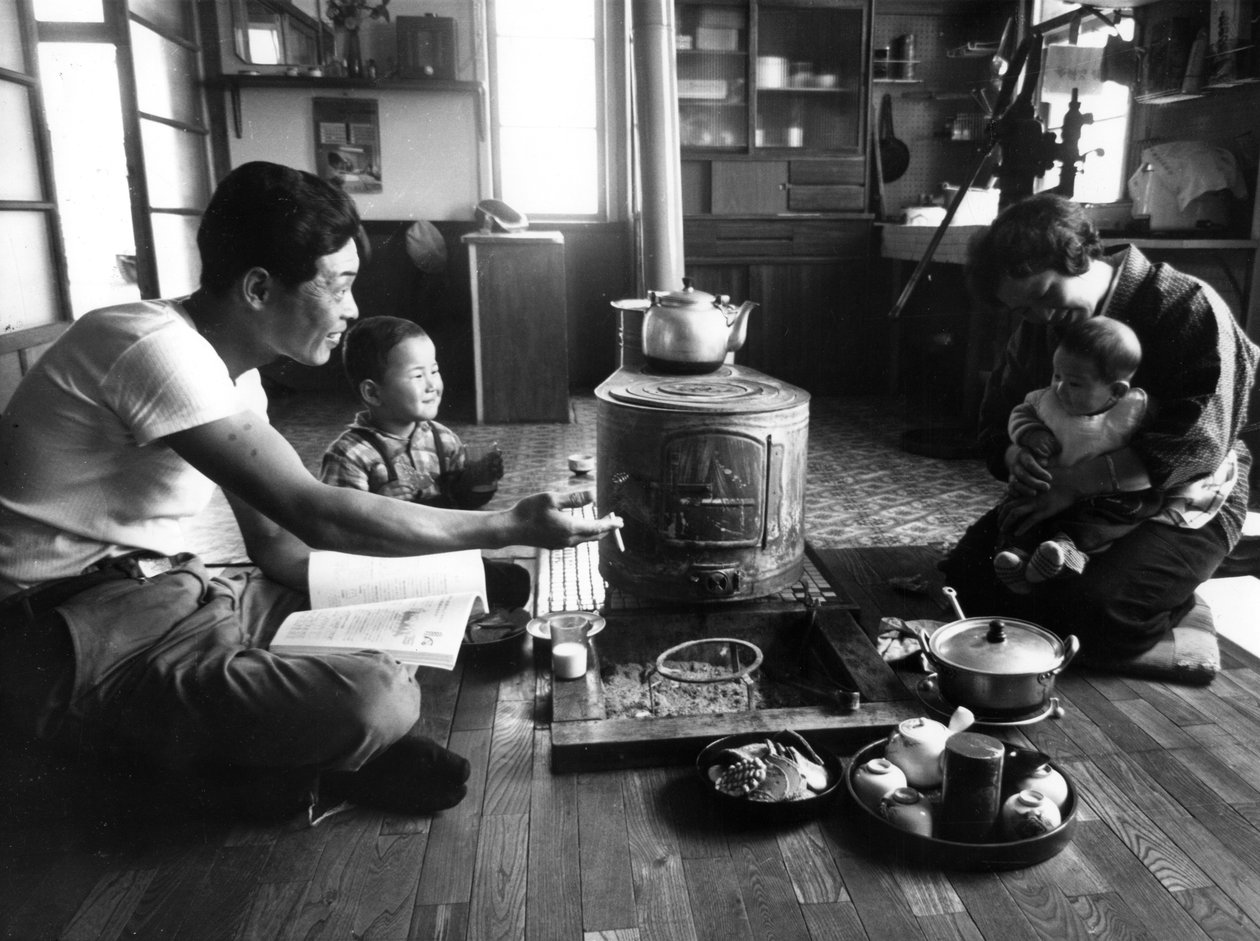 1963年，日本北海道地区，一家人在客厅中放松身心 作者 不明