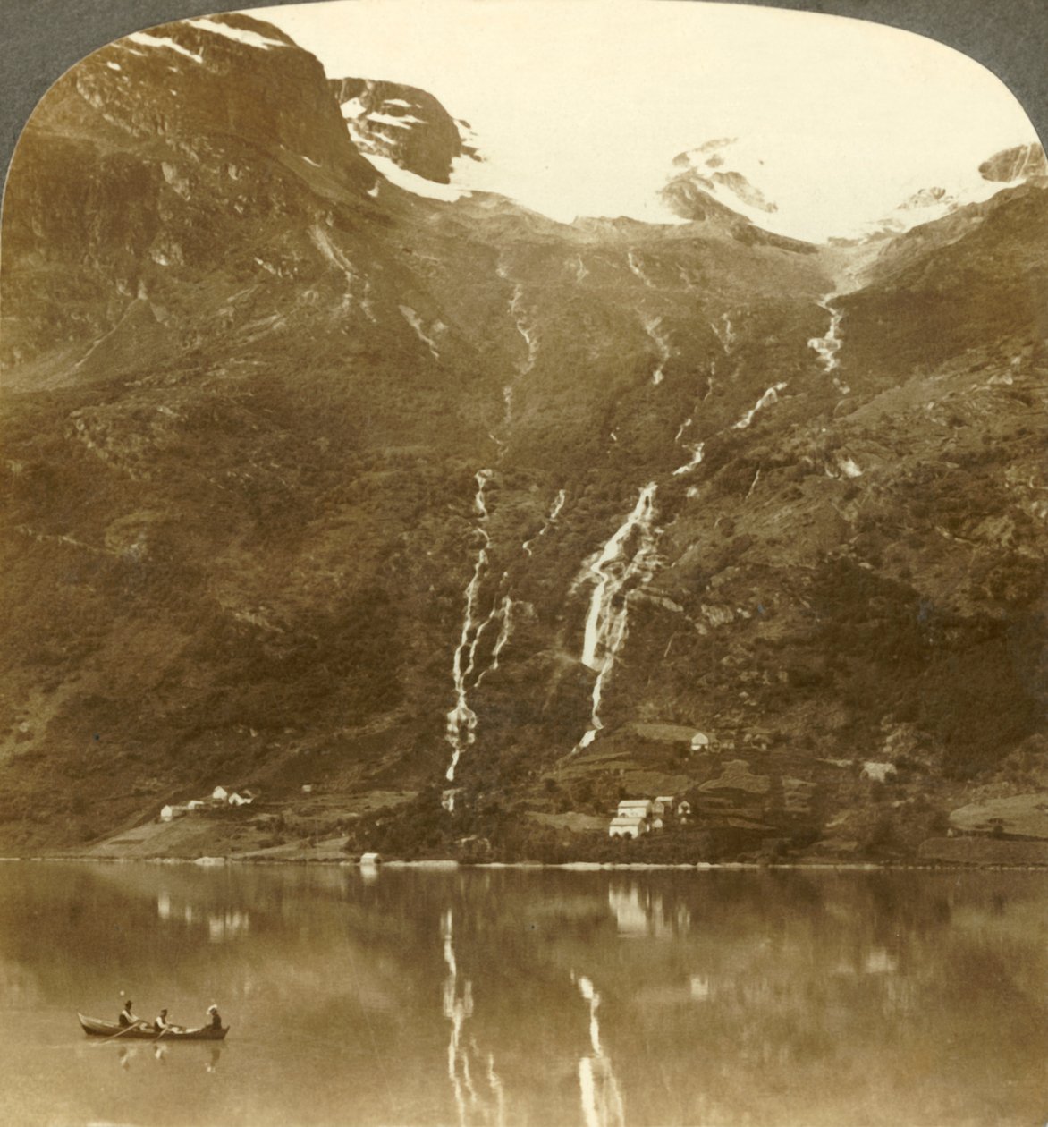 伊里（Yri）的农舍坐落在高山基地-伊里（Iri）落在冰川上，挪威，大约在1905年。 作者 不明